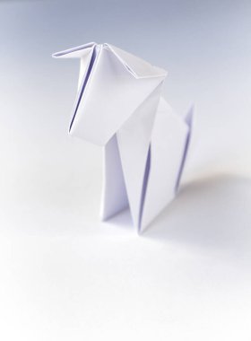 Kağıt köpek origamisi boş bir arkaplanda izole edildi.