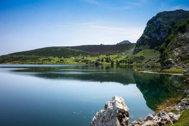 Covadonga 'daki Enol Gölü, Picos de Europa, Asturias, İspanya