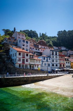 Cudillero - İspanya - 9 Temmuz 2022: Geleneksel balıkçı köyündeki renkli evler