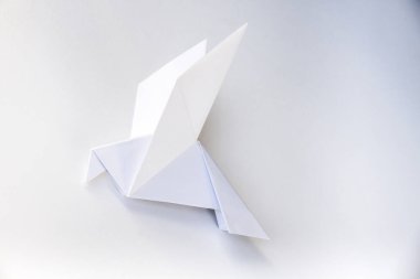 Kağıt güvercin origamisi boş beyaz bir arkaplanda izole edildi.