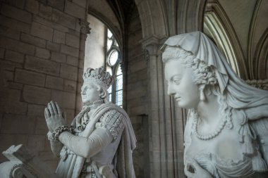 Saint-Denis Bazilikası, Paris 'te Kral 16. Louis ve Marie Antoinette' in mezarı.