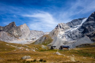 Fransız Alplerinde Col de la Vanoise ve Grande Casse Alp buzullarının sığınağı. Panorama