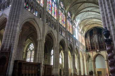 Saint-Denis Bazilikası. İç mekan, Paris, Fransa