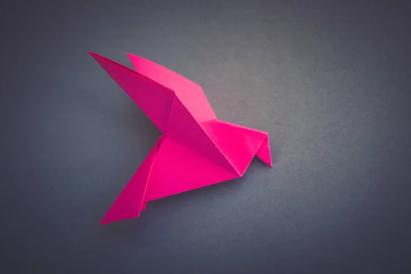 Pembe Kağıt Güvercin Origamisi Gri Bir Arkaplanda Izole Edilmiş — Stok fotoğraf