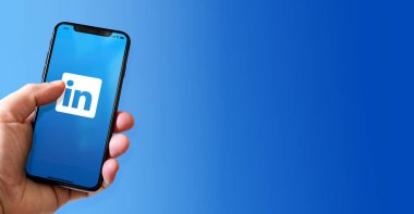 Paris - Fransa - 15 Mart 2022: Linkedin logolu iPhone akıllı telefonu. Yatay Pankart