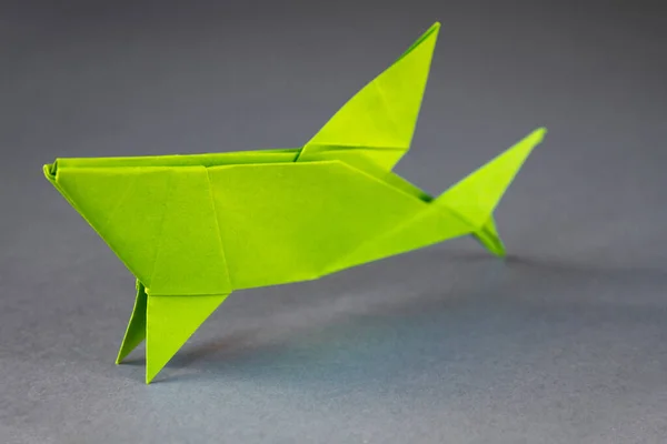 Πράσινο Origami Καρχαρία Χαρτί Απομονώνονται Ένα Κενό Γκρι Φόντο — Φωτογραφία Αρχείου