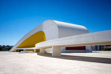 Aviles - İspanya - 10 Temmuz 2022: Oscar Niemeyer Uluslararası Kültür Merkezi