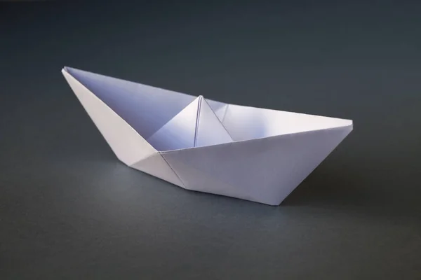 Weißes Papier Boot Origami Isoliert Auf Einem Leeren Grauen Hintergrund — Stockfoto