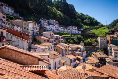 İspanya 'nın Asturias kentindeki Cudillero balıkçı köyü. Hava görünümü