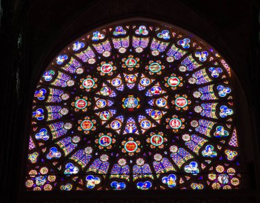 Saint-Denis Bazilikası 'nda lekeli camlar. Paris