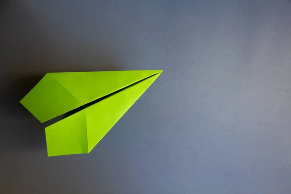Origami Avion Papier Vert Isolé Sur Fond Blanc Gris — Photo