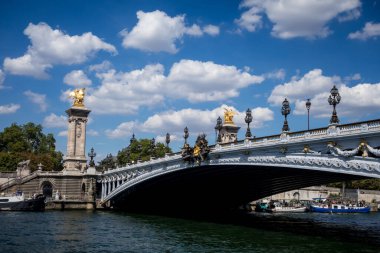 Pont Alexandre III, Paris, Fransa. Mavi gökyüzü arkaplanı