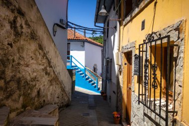 İspanya 'nın Asturias kentindeki Cudillero köyünde sokaklar ve renkli evler