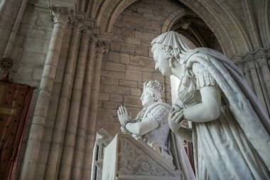 Saint-Denis Bazilikası, Paris 'te Kral 16. Louis ve Marie Antoinette' in mezarı.