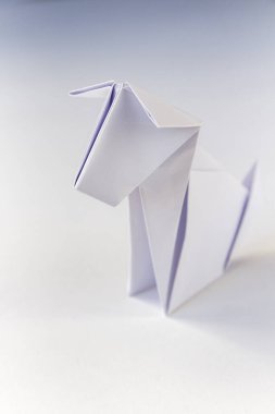 Kağıt köpek origamisi boş bir arkaplanda izole edildi.