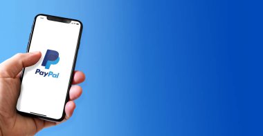 Paris - Fransa - 15 Mart 2022: Paypal logolu iPhone akıllı telefonu. Yatay Pankart