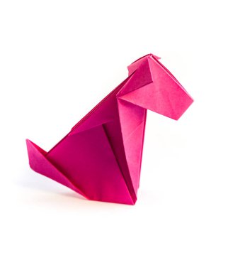 Pembe kağıt köpek origamisi boş beyaz bir arkaplanda izole edildi.