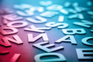 Karışık katı harfler closeup fotoğraf kazık. Eğitim arka plan kavramı