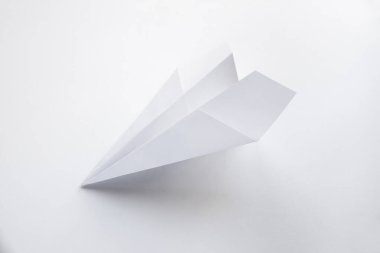 Kağıt düzlem origamisi boş bir arkaplanda izole edildi