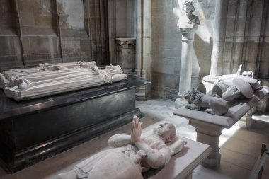 Saint-Denis, Paris Bazilikası 'ndaki Fransa Krallarının mezarları.