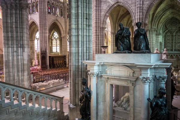 亨利二世国王和凯瑟琳 德美第奇斯的坟墓 巴黎圣德尼大教堂 — 图库照片