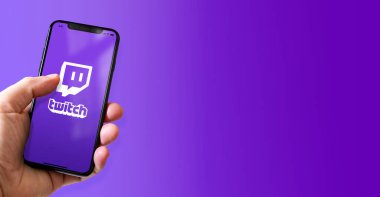 Paris - Fransa - 15 Mart 2022 Twitch logolu iPhone akıllı telefonu. Yatay Pankart