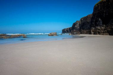 Galiçya, İspanya 'daki Katedrais Plajı Katedralleri gibi. Uçurumlar ve okyanus manzarası