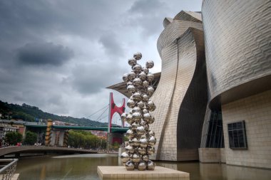 Bilbao - İspanya - 19 Temmuz 2022: Guggenheim Müzesi Yazan Frank Gehry