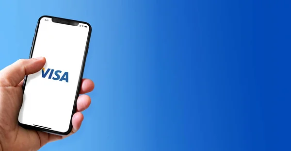 2022年3月15日 法国巴黎 手持带有Visa标志的Iphone智能手机 横向横幅 — 图库照片