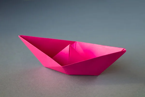 Rosa Papierboot Origami Isoliert Auf Einem Leeren Grauen Hintergrund — Stockfoto