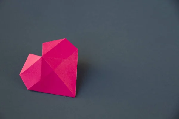Różowy Papier Serce Origami Izolowane Czystym Szarym Tle Walentynki Kartka — Zdjęcie stockowe