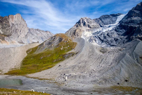 法国阿尔卑斯山中的长湖和大峡谷高山冰川景观 — 图库照片