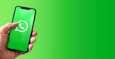 Paris - Fransa - 15 Mart 2022: WhatsApp logolu iPhone akıllı telefonu. Yatay Pankart