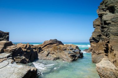 Galiçya, İspanya 'daki Katedrais Plajı Katedralleri gibi. Uçurumlar ve okyanus manzarası