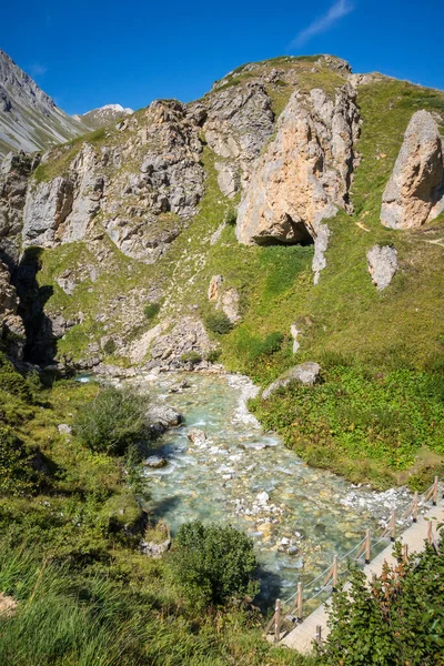 Horská Řeka Dřevěný Most Alpském Údolí Národního Parku Vanoise Savoie — Stock fotografie