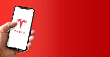 Paris - Fransa - 15 Mart 2022: Tesla logolu iPhone akıllı telefonu. Yatay Pankart