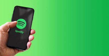 Paris - Fransa - 15 Mart 2022 Spotify logolu iPhone akıllı telefonu. Yatay Pankart
