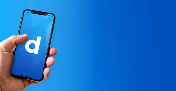 法国巴黎 2022年3月15日 手持带有Daily Motion标志的Iphone智能手机 横向横幅 — 图库照片