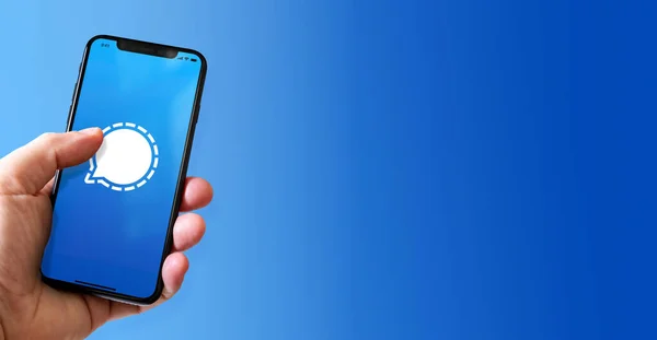 2022年3月15日 法国巴黎 手持带有信号标识的Iphone智能手机 横向横幅 — 图库照片