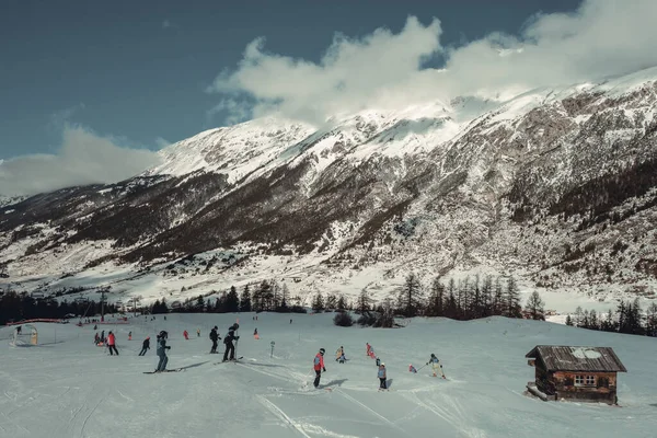 Val Cenis Fransa Şubat 2022 Fransız Alplerinde Kayak Yamaçlarında Kayakçılar — Stok fotoğraf