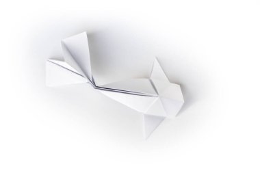 Kağıt balığı origamisi boş beyaz bir arkaplanda izole edilmiş.