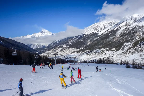 Val Cenis France Février 2022 Les Skieurs Sur Les Pistes — Photo