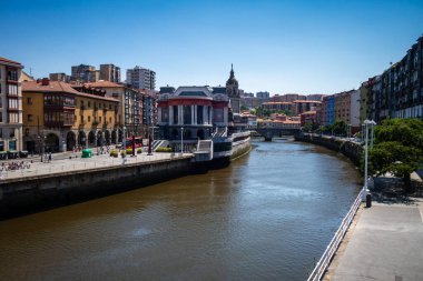 Bilbao - İspanya - 19 Temmuz 2022: Nervion Nehri rıhtımları