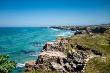 Galiçya, İspanya 'daki Katedrais Plajı Katedralleri gibi. Uçurumlar ve okyanus manzarası