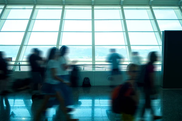 乘客在机场候机楼中行走 旅行背景 — 图库照片