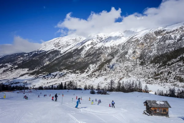 Val Cenis Francja Lutego 2022 Narciarze Stokach Narciarskich Alpach Francuskich — Zdjęcie stockowe