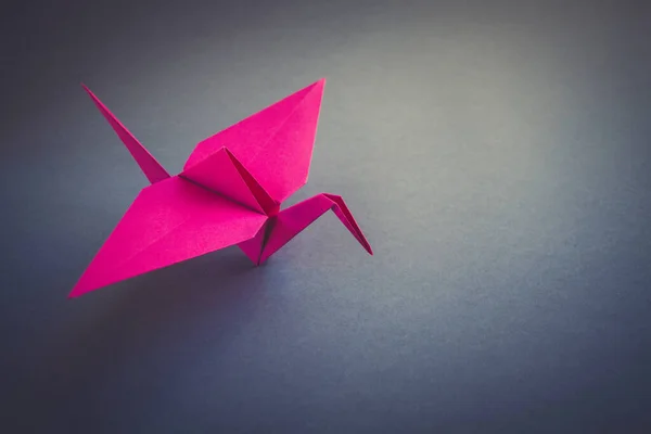 Origami Grue Papier Rose Isolé Sur Fond Blanc Gris — Photo