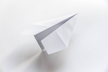 Kağıt düzlem origamisi boş bir arkaplanda izole edildi