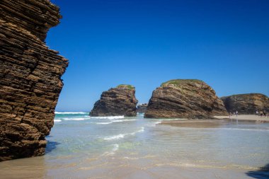 Galiçya, İspanya 'daki Katedrais Plajı Katedralleri gibi. Uçurumlar ve okyanus manzarası