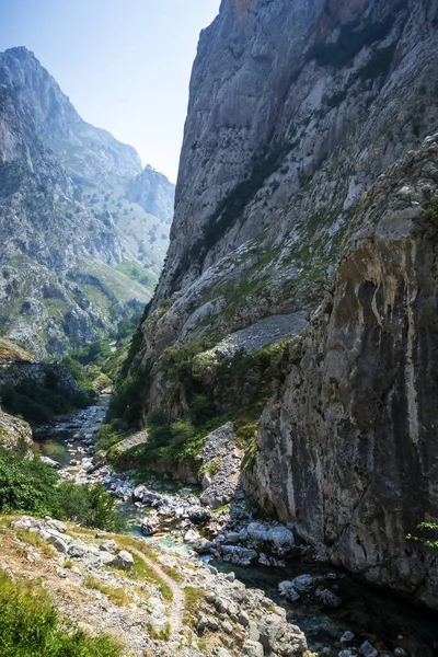 Picos de Europa Kanyonu, Asturias, İspanya 'da bakım yolu - ruta del Cares